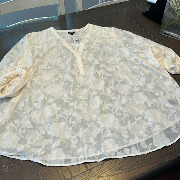 torrid Tops - NWT Torrid Harper Clip Chiffon pullover 3/4 Sleeve Blouse.  4X.  Cream.